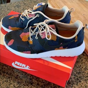 Nike rosche runs in unique print